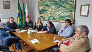 Reunião em Áurea discute formação de cooperativa de turismo e apoio ao artesanato local